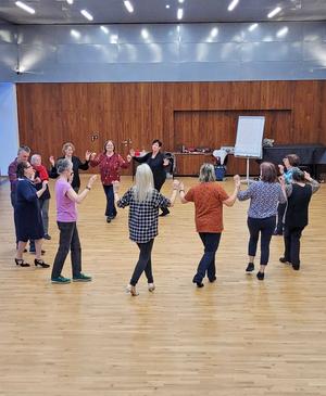  Taenze_im_Kreis_092023