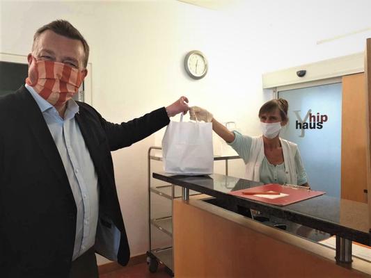 Rechtsreferent Stefan Stöger holt Essen im hiphaus