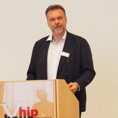 Direktor Erich Wagner-Walser bei der Eröffnung des Symposions