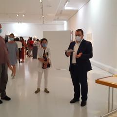 Franz Moser mit Sung Min Kim bei einer Kleingruppenführung durch die Lernplattform