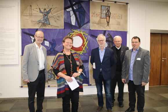 Foto: Martin Seitz (Sohn), Elisabeth Herndl (Tochter), MMag. Ernest A. Kienzl (Künstlerbund Sankt Pölten), Dompfarrer Kan. Norbert Burmettler, Mag. Franz Moser (Ausstellungsverantwortlicher)