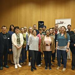 Leitung und beitragende Mitarbeiter*innen des Bildungshauses St. Hippolyt bei der Eröffnung der Ausstellung (c Leopold Schlager)