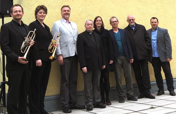 vlnr: Die MusikerInnen Matthias Schwetz und Eva Haiden, Direktor Erich Wagner-Walser, Rektor Gottfried Auer, Pädagogin Verena Rathner-Böck, Künstler Karl Schwediauer, Generalvikar Eduard Gruber, Pädagoge Franz Moser