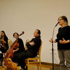 Elisabeth Bala bei ihren Erläuterungen zur Ausstellung